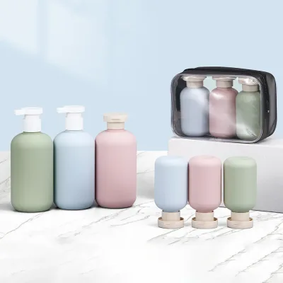 Bouteilles de voyage bleues transparentes